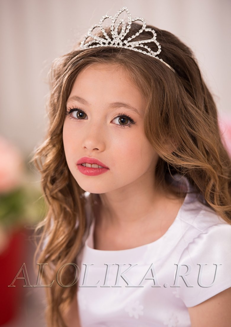 Прическа с диадемой для девочки