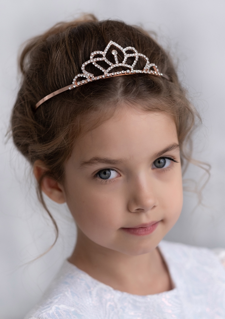 Прическа с диадемой для девочки