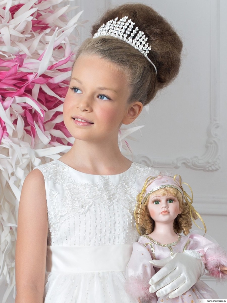 Прическа с диадемой для девочки на новый год