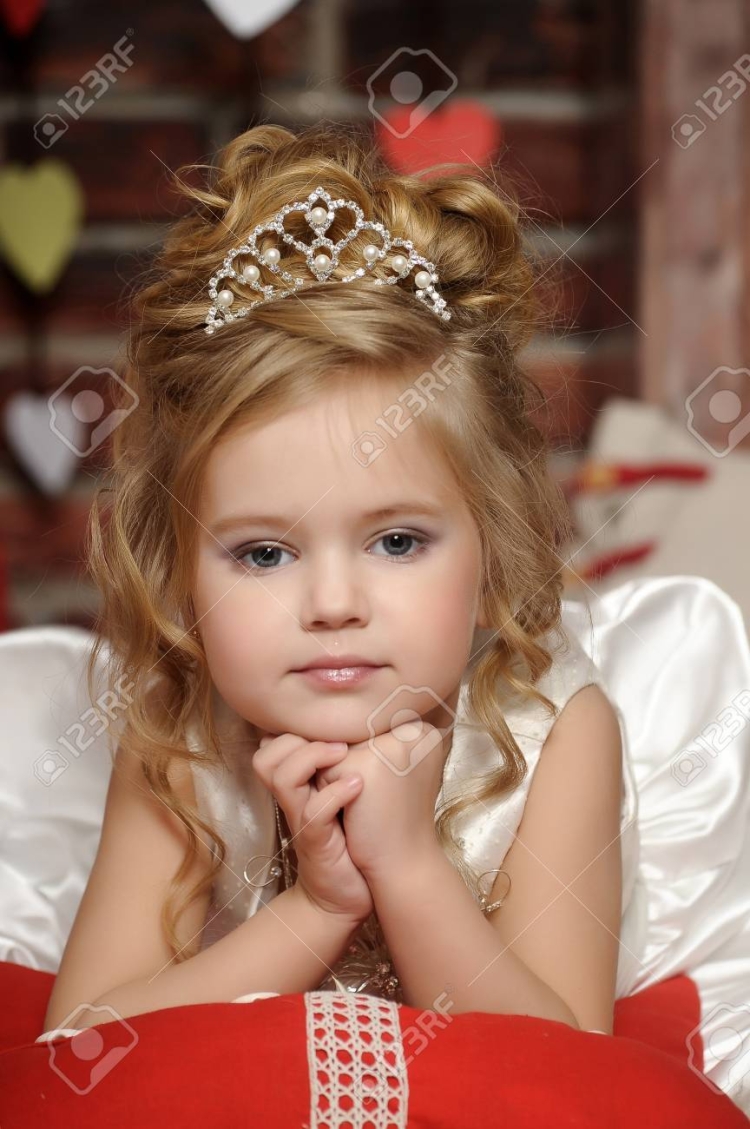 Диадема для девочки на выпускной в детском саду