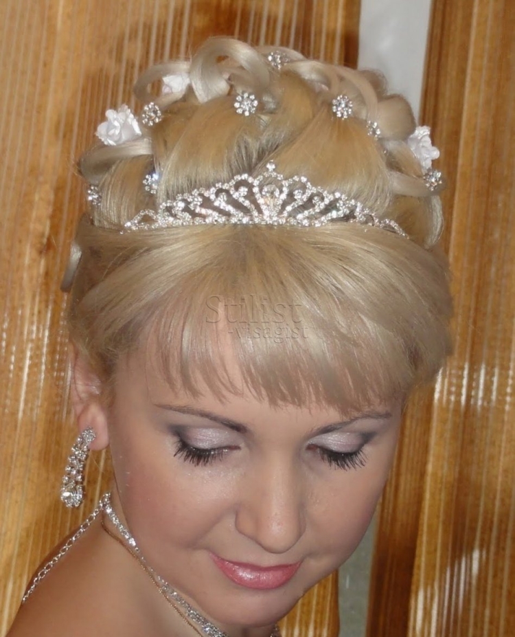 Прическа на выпускной в садик с диадемой