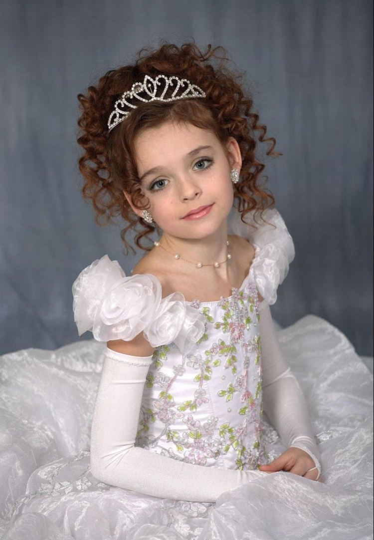 Прическа на выпускной в детский сад с короной