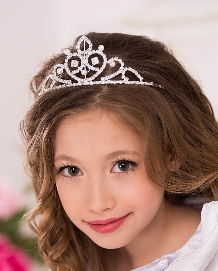 Прически на выпускной с диадемой