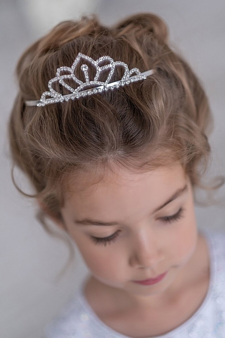 Прическа с диадемой для девочки