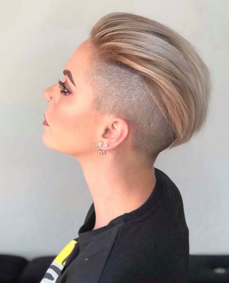 Длинные волосы с выбритыми висками