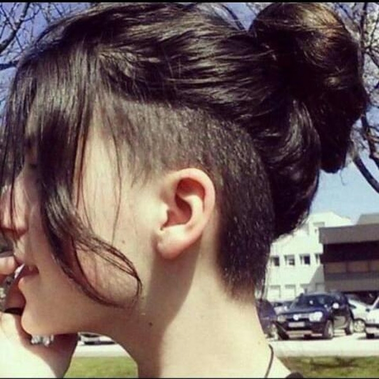 Деми Ловато бритый висок