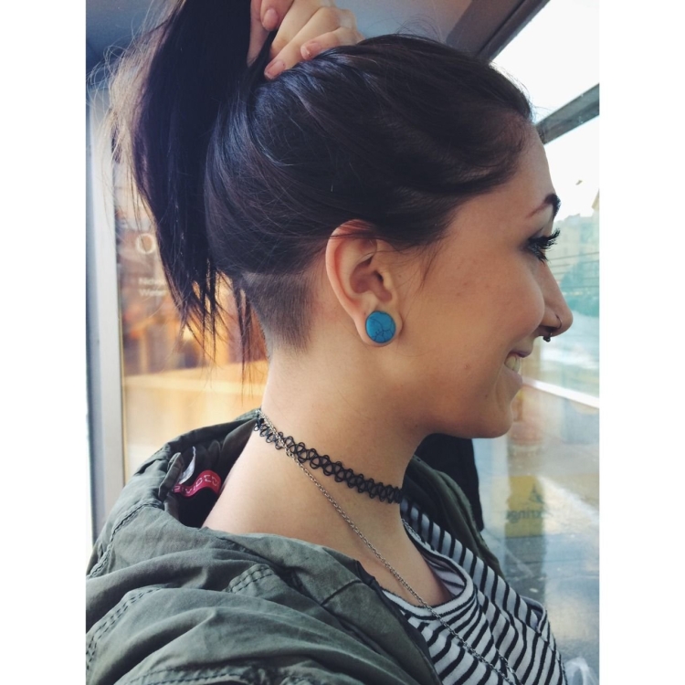 Выбритый висок на длинные волосы