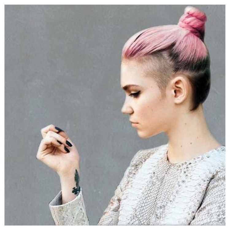 Выбритые виски на длинные волосы