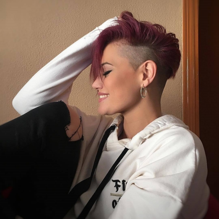 Стрижка с выбритым виском на длинные волосы