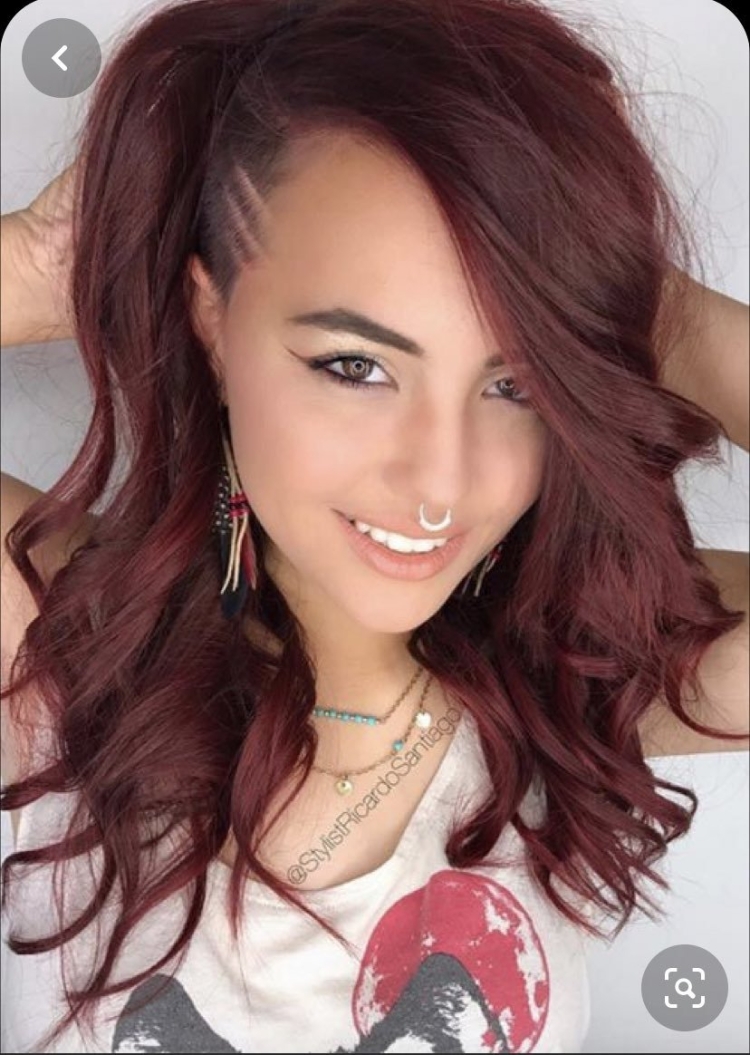 Девочки с сбритвми боками