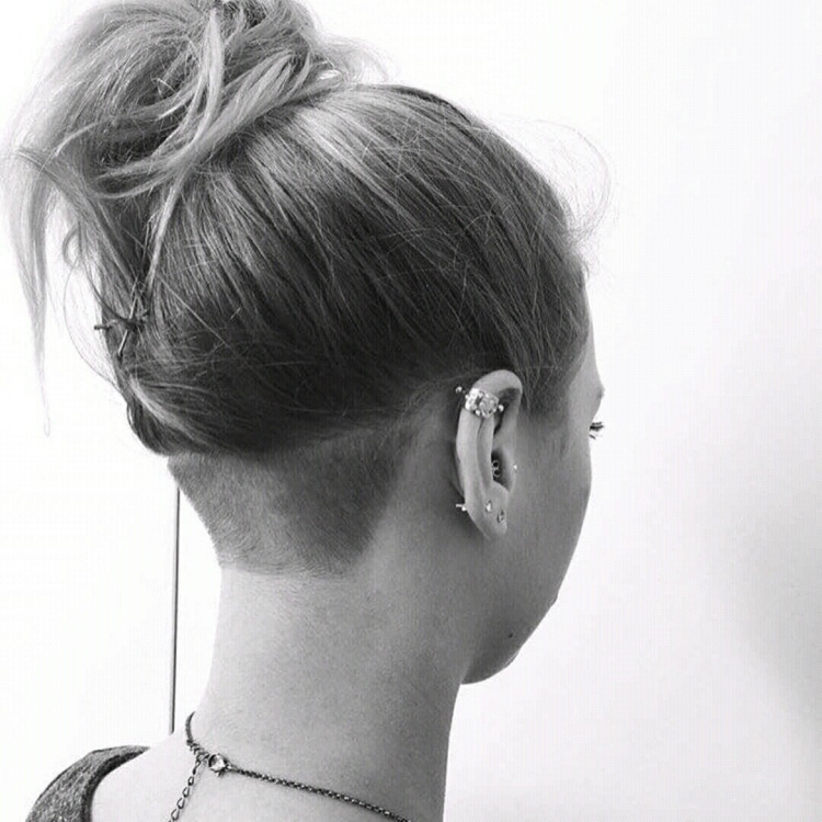 Немного выбритые виски у девушек