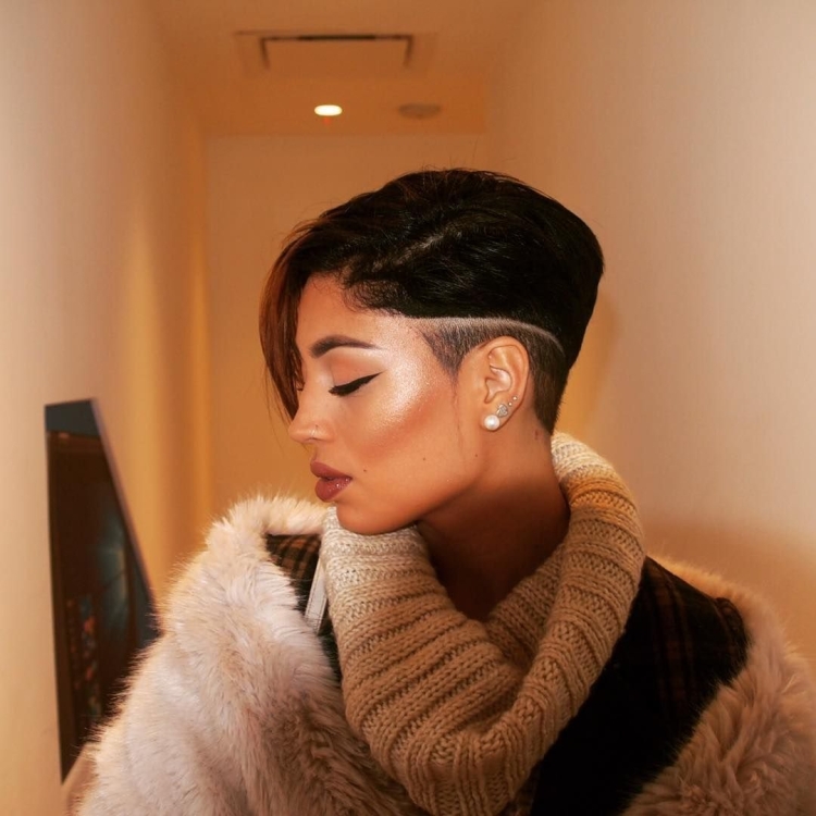 Стрижка с выбритым затылком