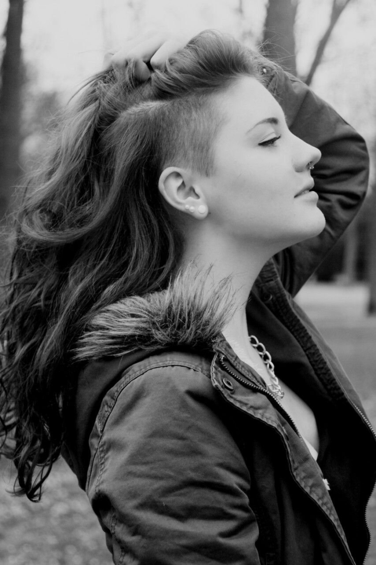 Выбритые виски на длинные волосы