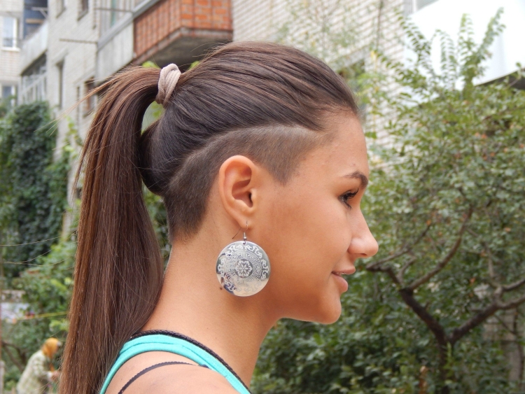 Стрижка с выбритыми висками женская на длинные волосы