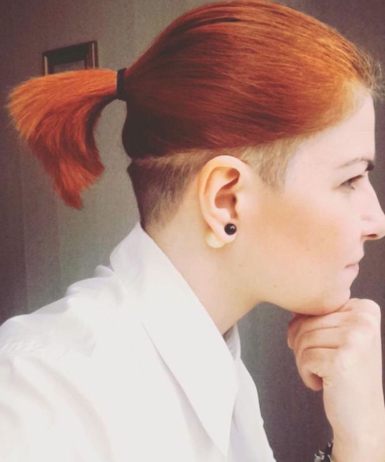 Бритые виски на длинные волосы