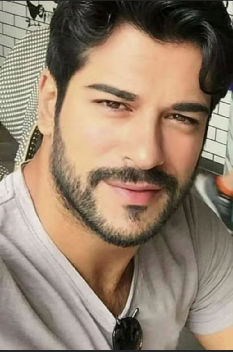 Турецкий актер Бурак Озчивит