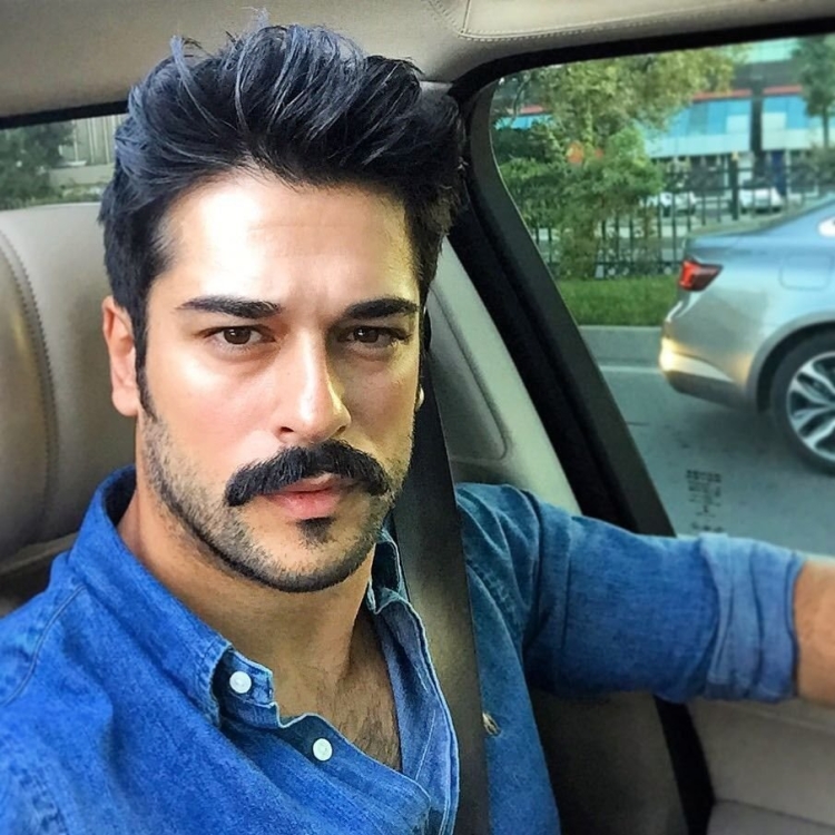 Бурак Озчивит глаза