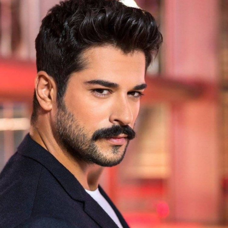 Актёр Бурак Озчивит