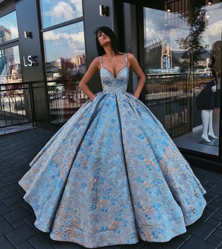 Виктория Лопырева в платье