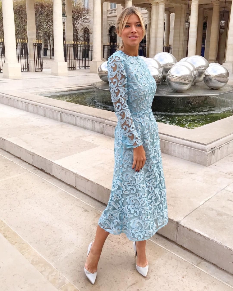 Алекса Коллинз в платье