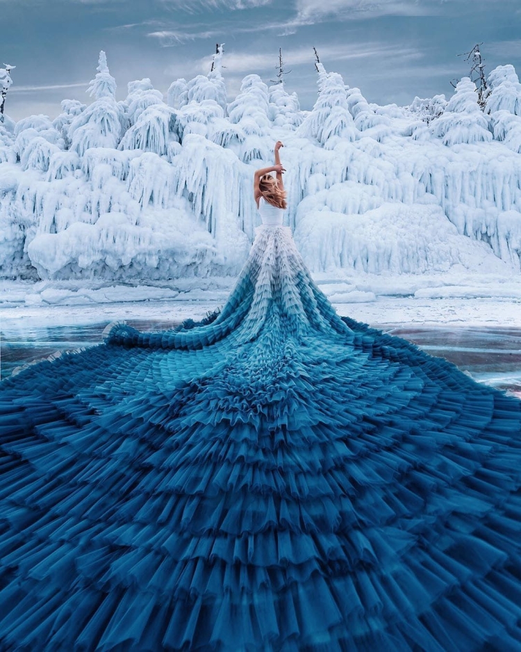 Шикарное голубое платье