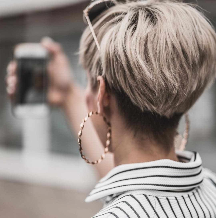 Женщина с короткой стрижкой со спины