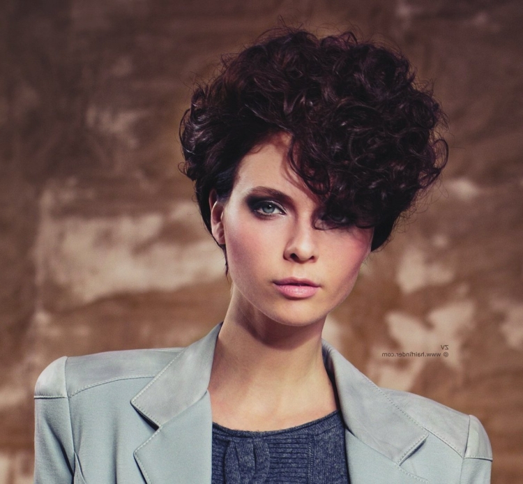 Стрижка Боб Гарсон на кудрявые волосы