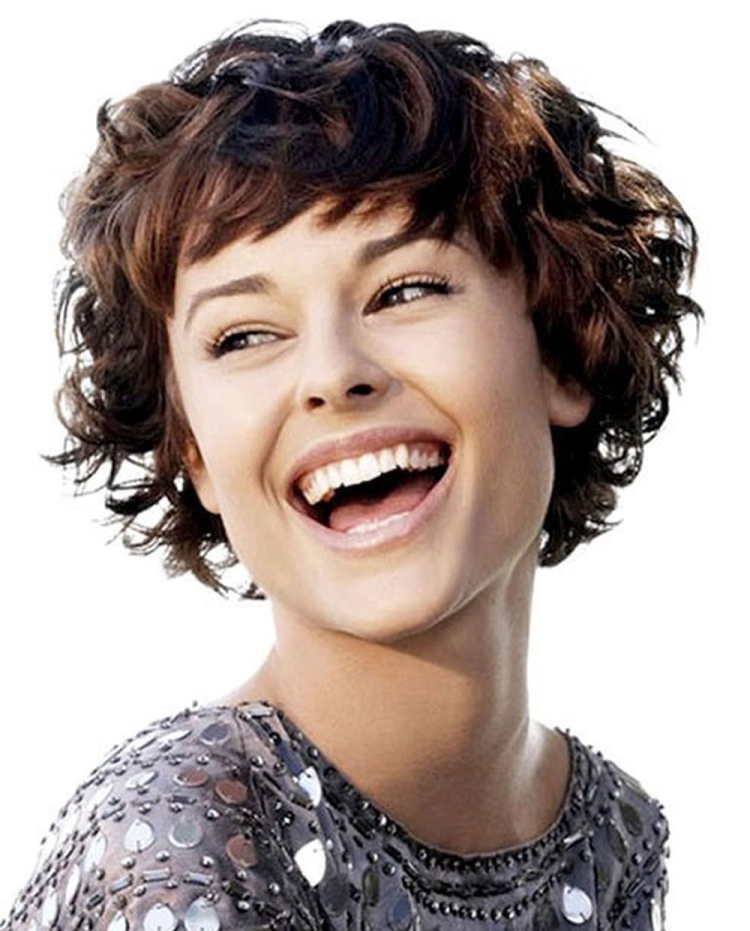 Стрижка Боб Гарсон на кудрявые волосы