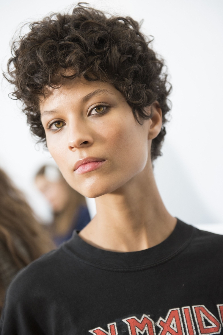 Короткие стрижки на кудрявые волосы