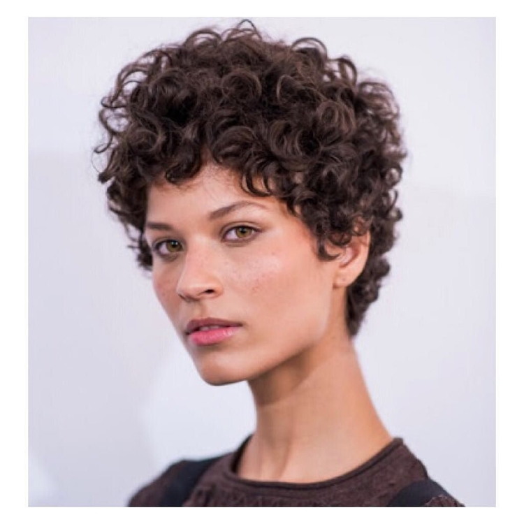 Женские стрижки кудрявых волос референс