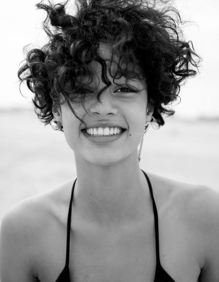 Короткие кудрявые волосы у девушек