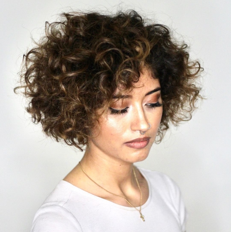 Стрижка Боб на короткие вьющиеся волосы 2022