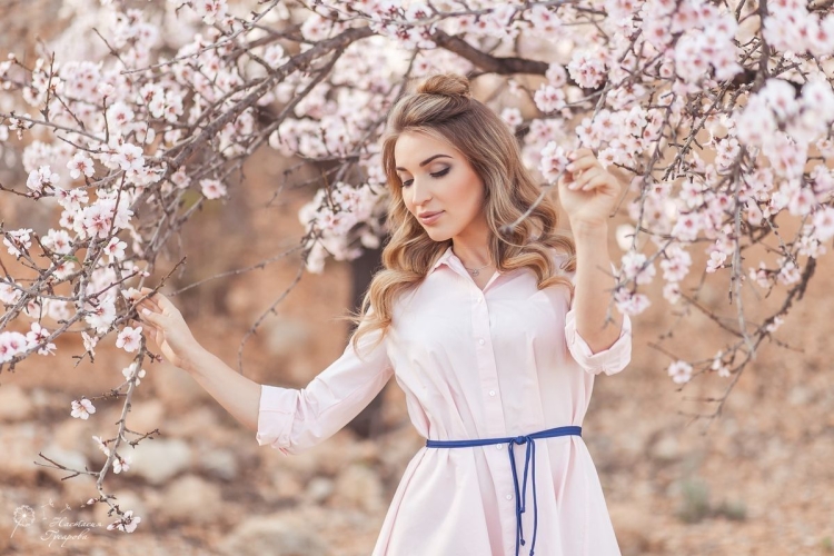 Фотосессия в цветущих деревьях
