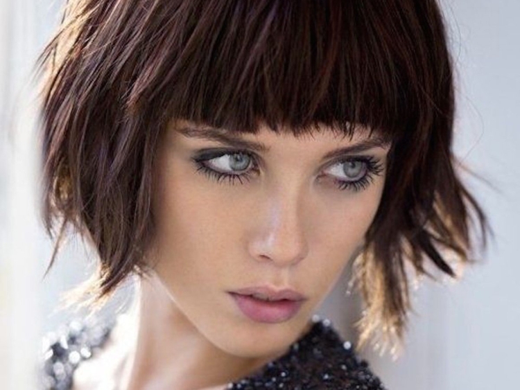 Рваное каре с челкой