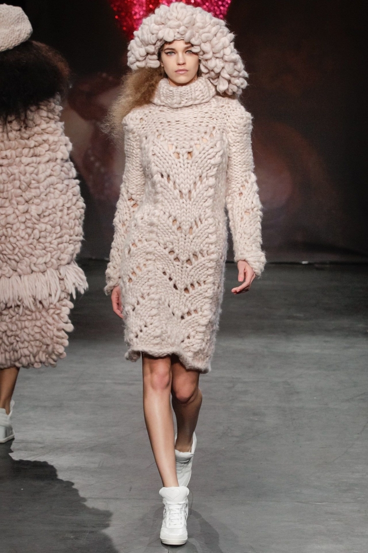 Модные вязаные платья