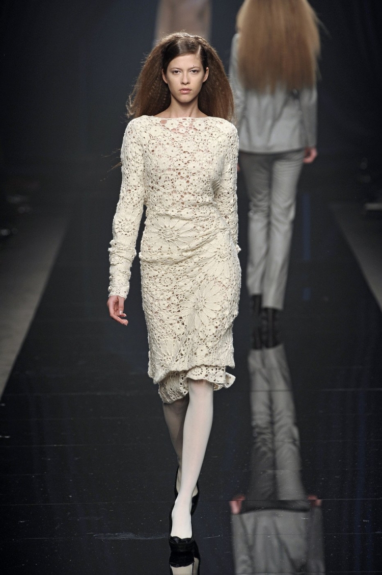 Вязаное вечернее платье с подиума