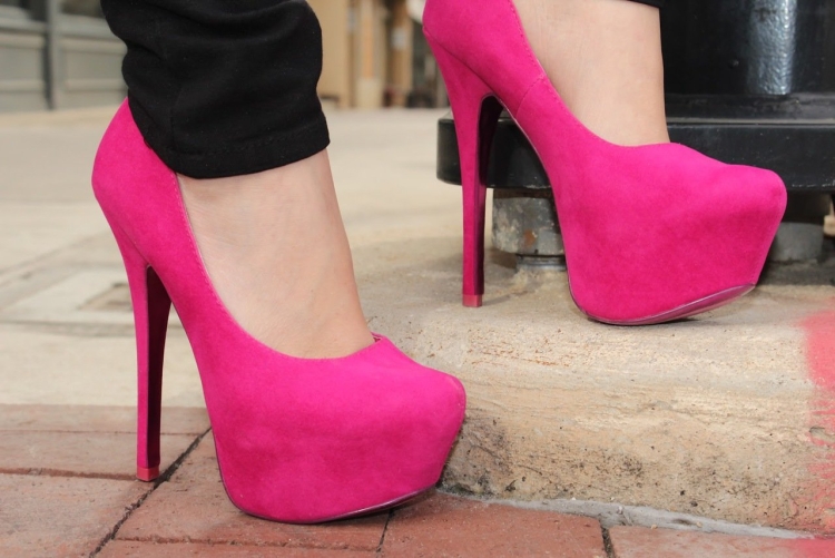 Девушки в платьях на шпильках