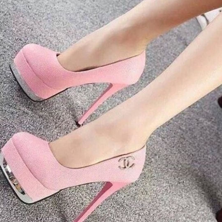 Розовое платье с черными туфлями