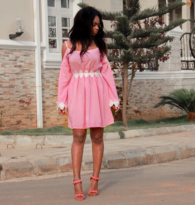 Розовое платье с черными босоножками