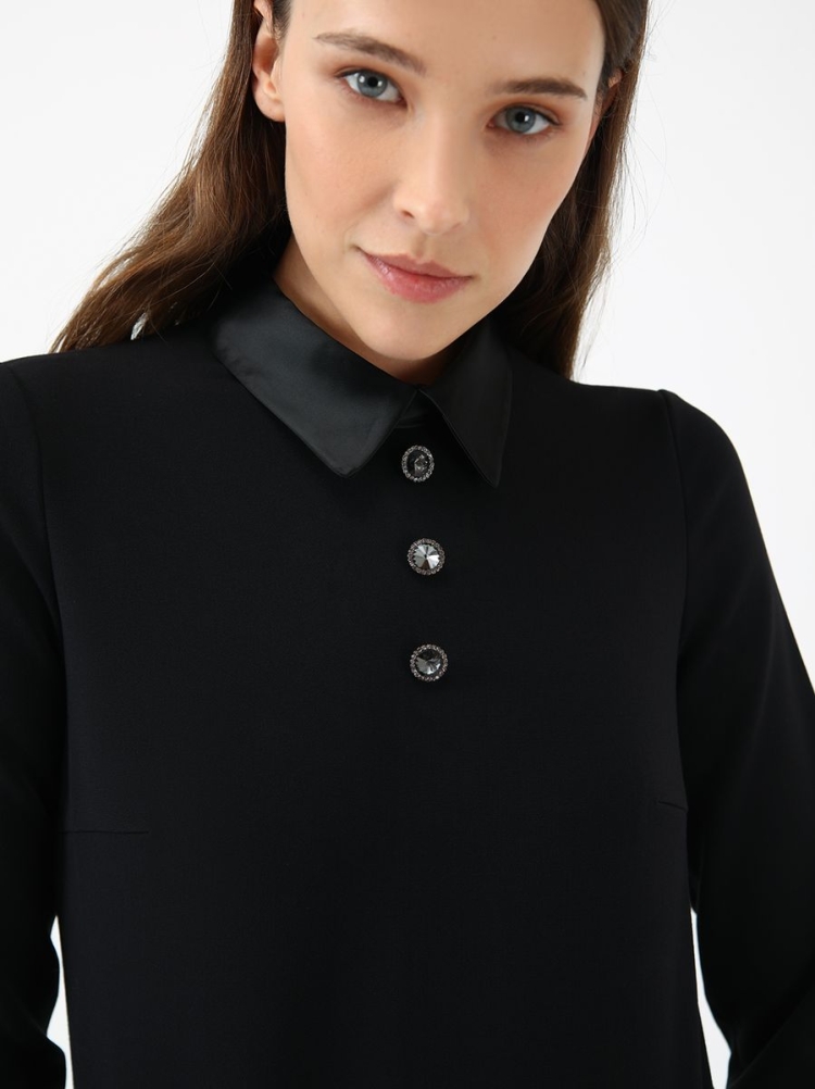 Черное твидовое платье с белым воротником