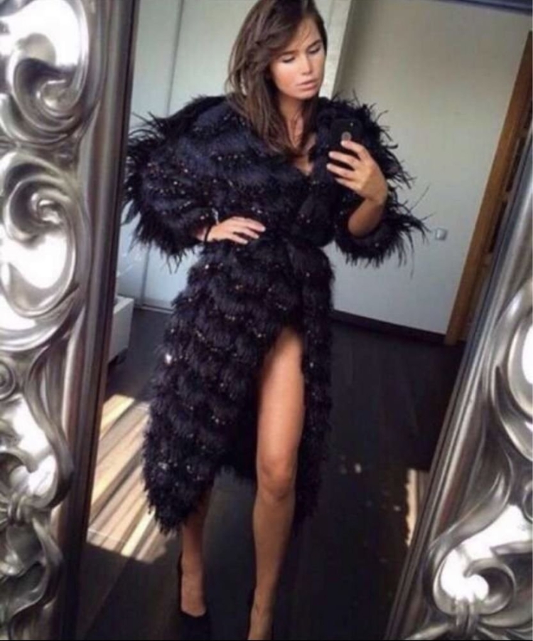 Платье с одним рукавом с перьями