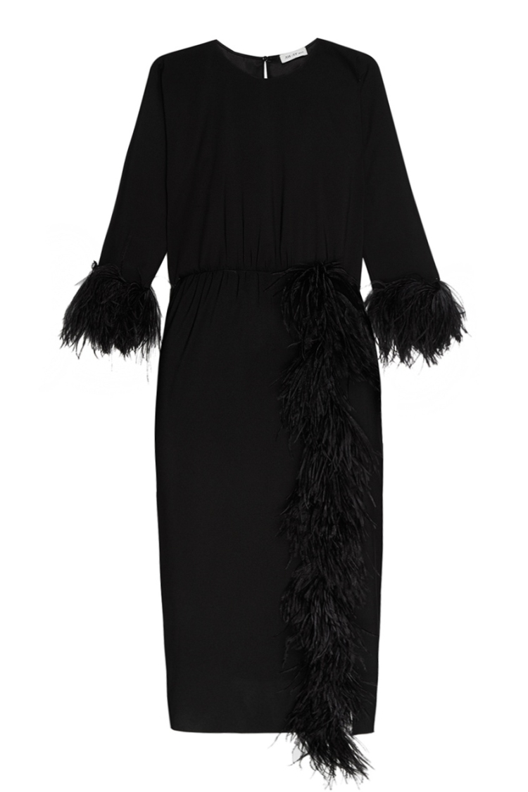 Платье с перьями на рукавах