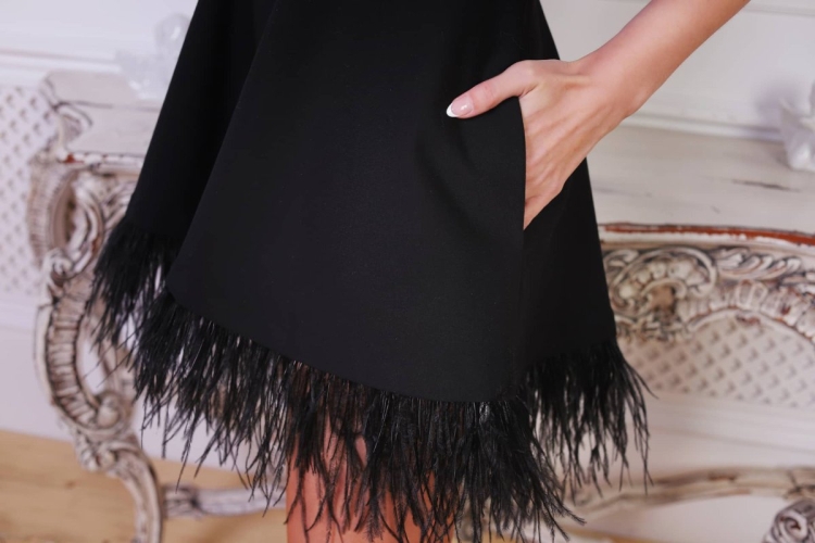 Платье с перьями на рукавах