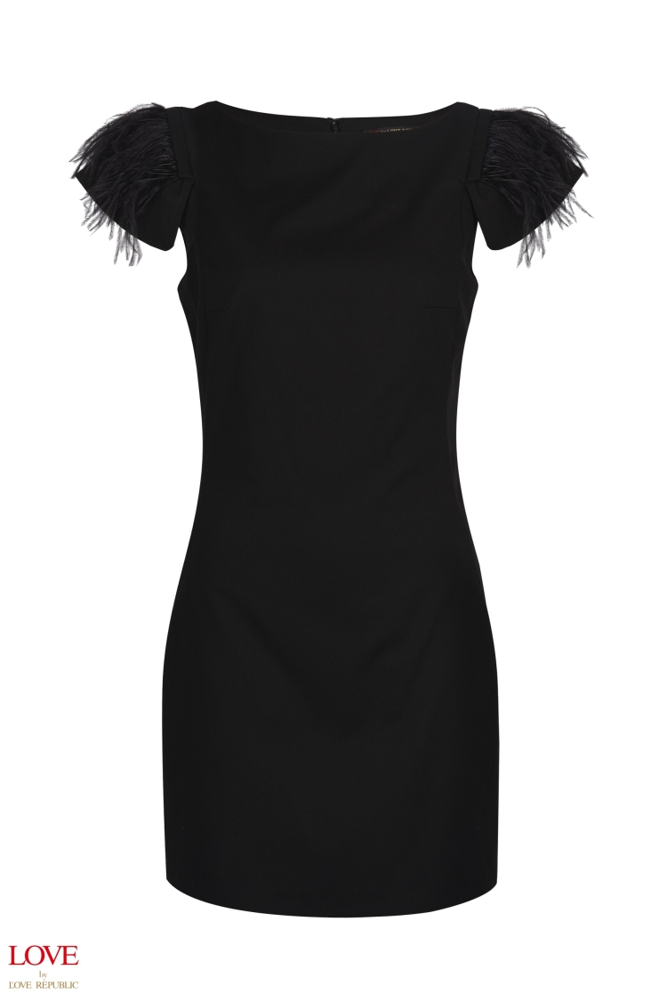 Черное платье с перьями