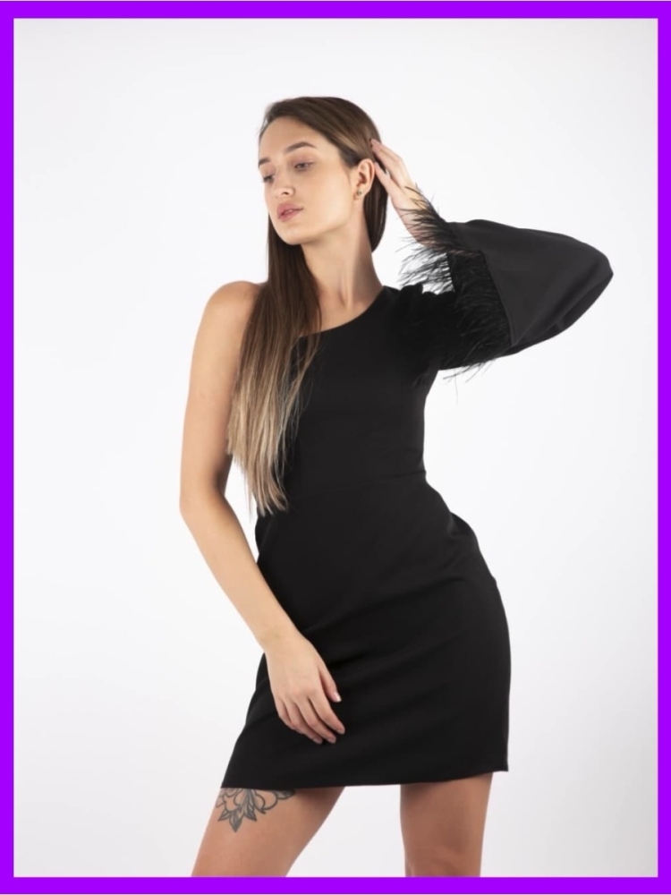 Платье без рукавов с отделкой страусиными перьями