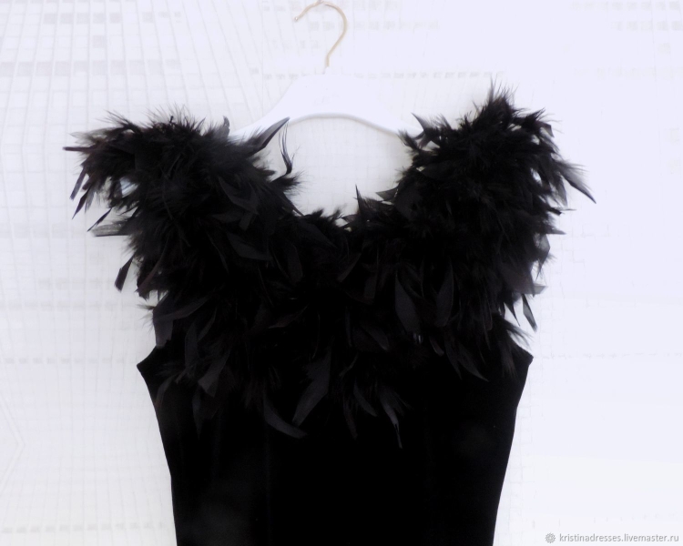 Платье с перьями