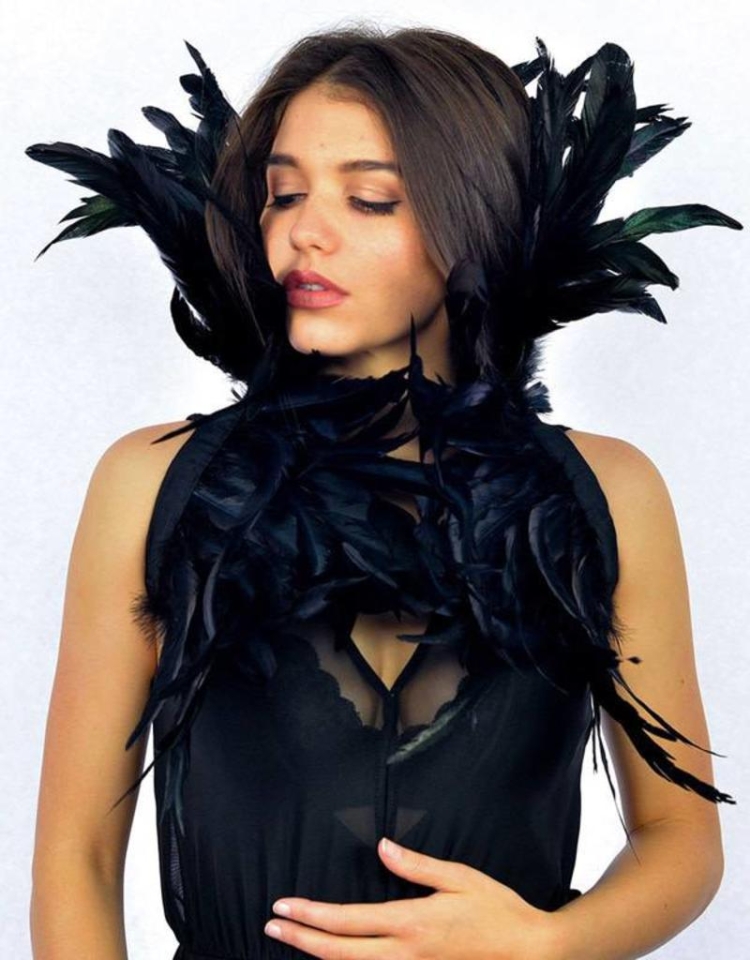 Черное платье с перьями