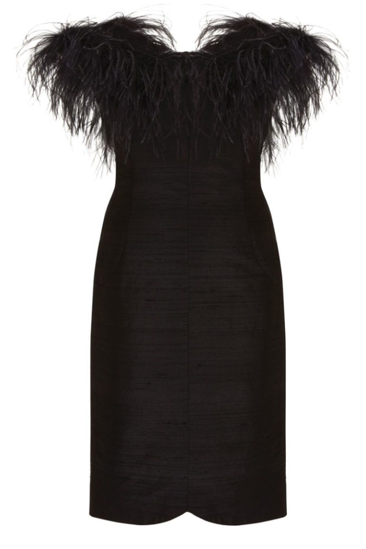 Черное платье с перьями на груди