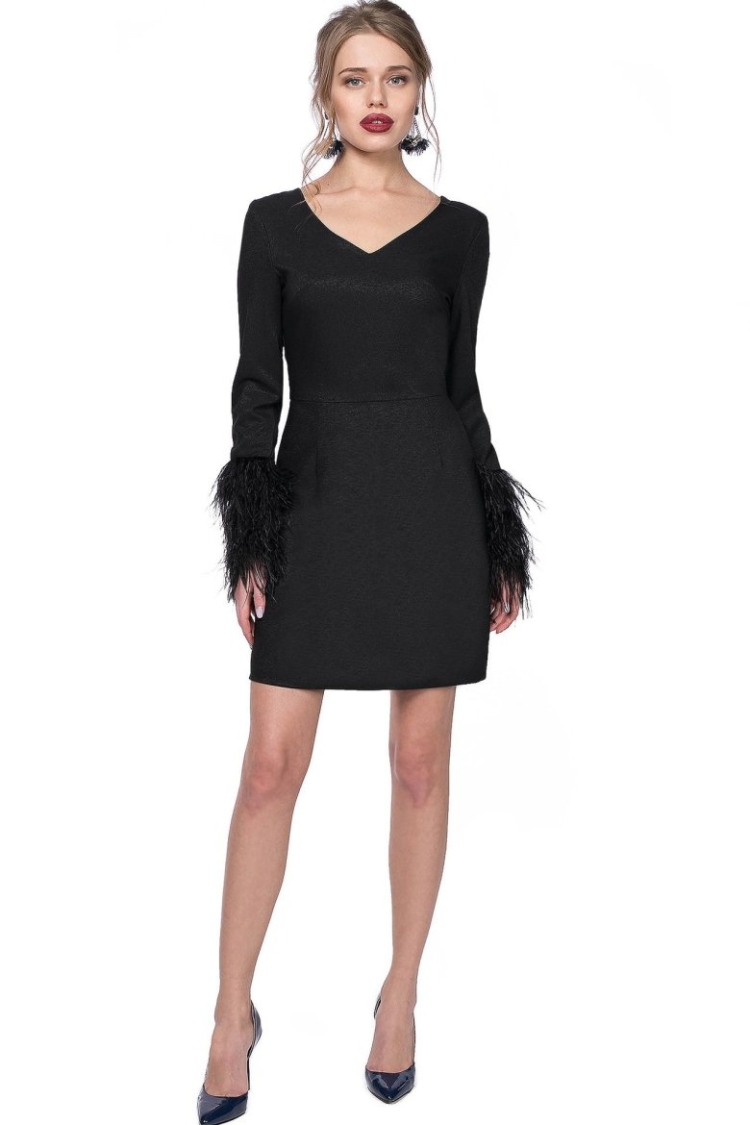 Черное платье с перьями