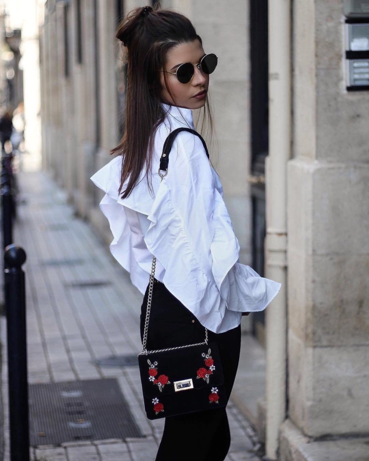 Черное платье с рубашкой поверх